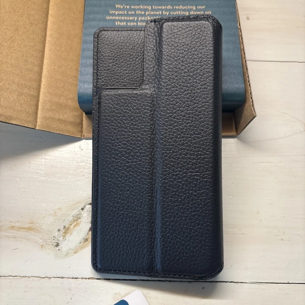 Men's Slim Wallet, Black. Leather Flip Wallet. Auto Align‎ Plus Magnetic System.